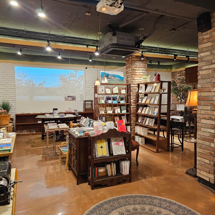  개포동 카페 송커피 터무니책방 아늑한 동네책방 취향저격 독립서점 북카페