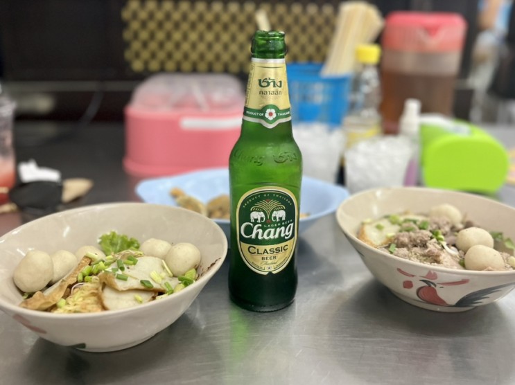 [방콕 3일차-1] 룽 르엉(Rung Rueang Pork Noodle) - 똠얌 비빔 국수, 돼지고기 국수 / 길거리 매대에서 망고 사먹기
