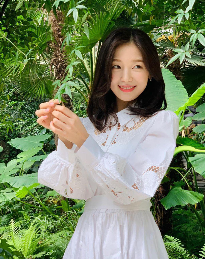  봄날의 화창함과 너무나 잘 어울리는 스타일로 펀칭 화이트 원피스 추천