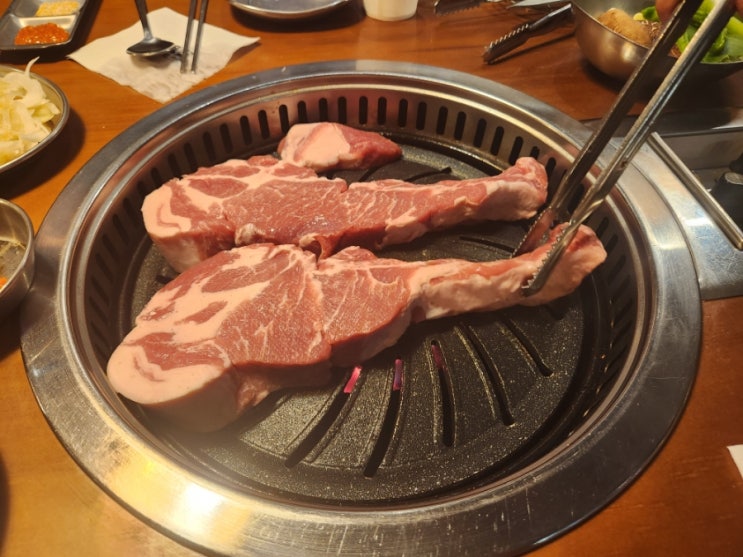 여의도역 삼겹살 고집132 - 웨이팅 필수인 구워주는 돼지고기집!
