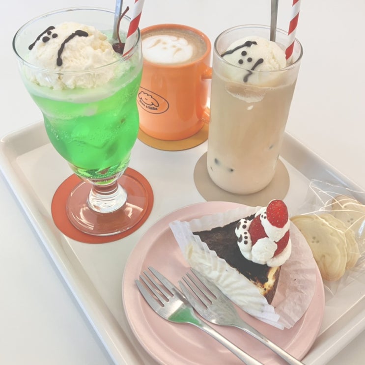  [러브어리틀] 강아지 그림이 잔뜩 | 공주 카페 • 메론소다 • 디저트 맛집