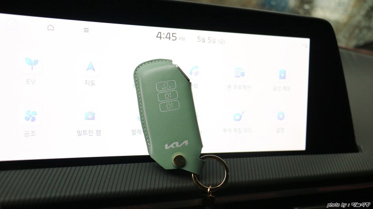  가죽 차키케이스 키링이 어울리는 롤시 스마트키 케이스.