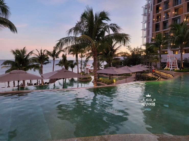  8박 9일 세부+보라카이 여행 / 수영장이 너무 예쁜 세부 쉐라톤 객실, 수영장, 조식 후기 (1) / 야간수영 + 엉클잭하우스