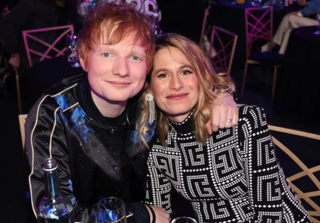 Ed Sheeran은 아내 Cherry Seaborn이 대중의 관심을 '무시'하고 싶다고 말합니다: '그녀는 항상 개인적인 사람이었습니다.' Ed Sheeran은 아내 Cherry Seaborn이 대중의 관심을 '무시'하고 싶다고 말합니다: '그녀는 항상 개인적인 사람이었습니다.'