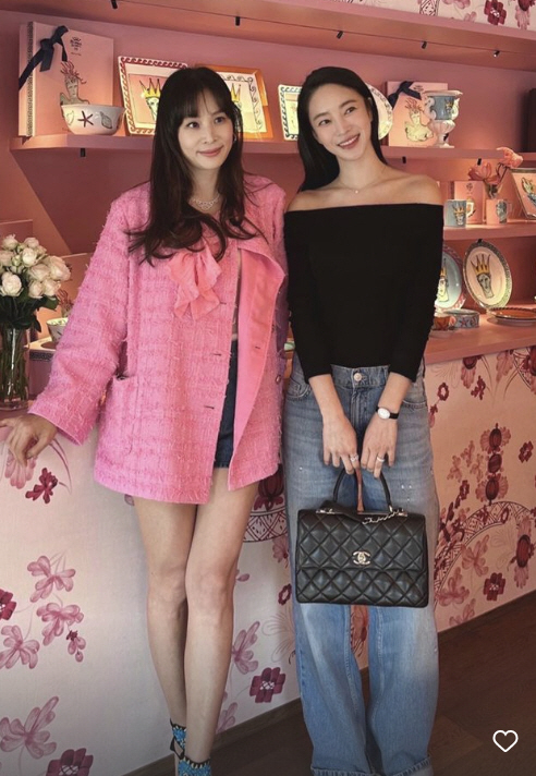 '52세 세월 역주행 비주얼' 고소영, 16~17세 어린 김윤지·효민과 투샷 친구 느낌...섹시한 각선미 '52세 세월 역주행 비주얼' 고소영, 16~17세 어린 김윤지·효민과 투샷 친구 느낌...섹시한 각선미