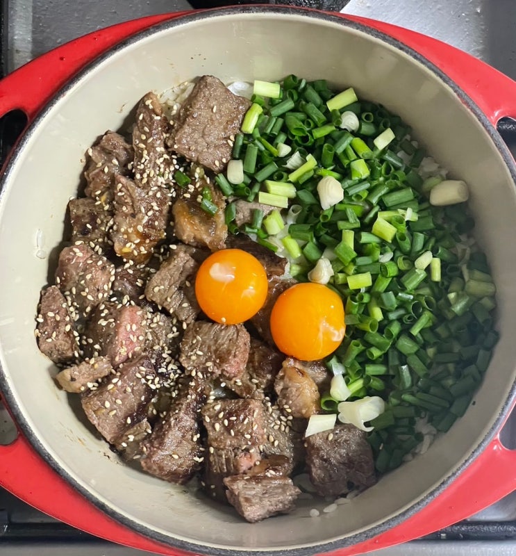  한우 팍팍 넣은 미친맛! 스테이크 솥밥