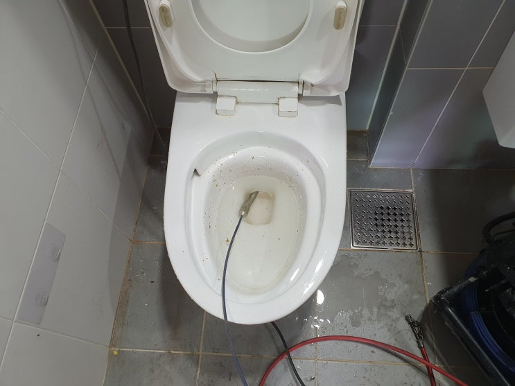  변보거나 휴지 넣으면 자주 막히는 변기 이물질 빼내고 화장실 변기뚫기 수원 안양 군포 과천