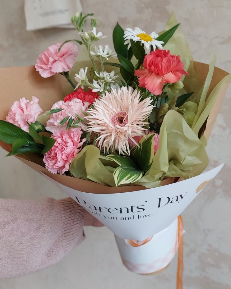 이태원 녹사평 꽃집: <꽃집 여름일기> 어버이날 기념일 꽃다발 이태원 녹사평 꽃집: <꽃집 여름일기> 어버이날 기념일 꽃다발