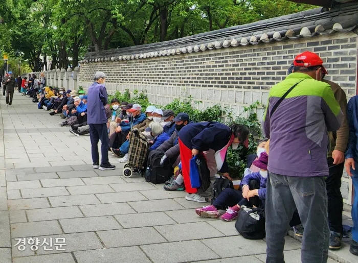 사라져가는 무료급식소…노인들 “100m 줄서도 고맙지” 사라져가는 무료급식소…노인들 “100m 줄서도 고맙지”