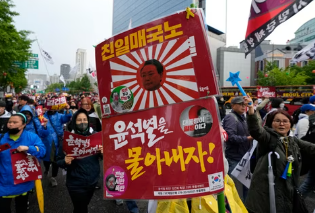 S. 한일 정상, 관계 개선을 위해 다시 만나다 S. 한일 정상, 관계 개선을 위해 다시 만나다