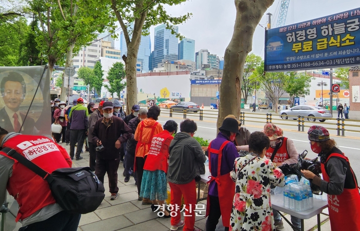 ‘허경영 무료급식소’ 몰린 어르신들···‘복지 축소’ 정부의 그림자 ‘허경영 무료급식소’ 몰린 어르신들···‘복지 축소’ 정부의 그림자