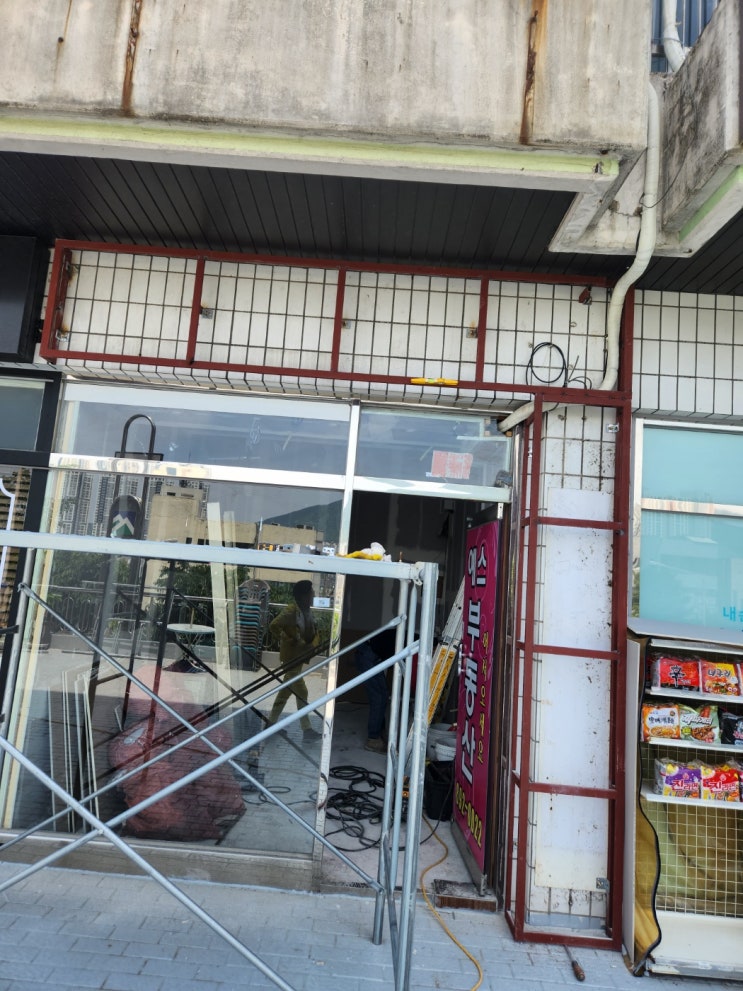  부산 가야 벽산APT 상가 파사드 갈바 - 각 파이프 시공 작업