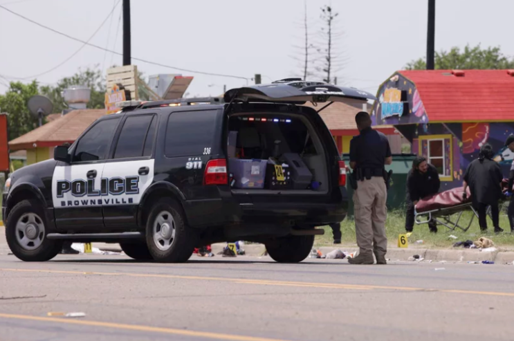 텍사스 국경 도시의 버스 정류장에서 차량이 집단으로 돌진한 후 7명이 사망했습니다