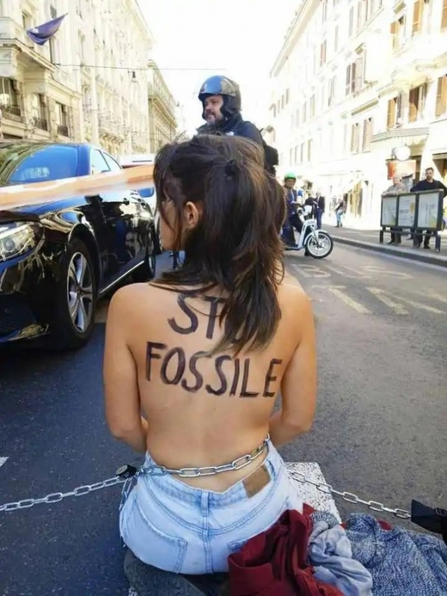 반나체로 로마 중심가서 "화석연료 사용 중단하라" 외친 환경단체