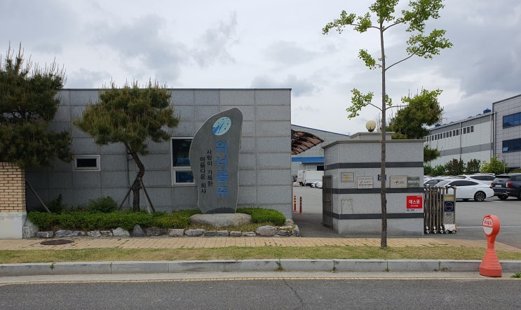  회사 식당인데, 창문롤방충망이 너무 지저분해서 바꿨습니다. 식당은 청결해야죠!! 영양사님께서 식당 관리를 잘 하세요~^^