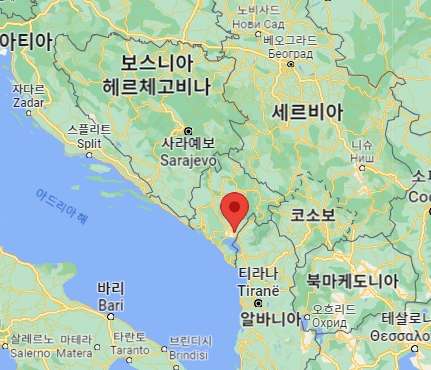  30여 년 전부터 물 뿜어내리는 뽕나무