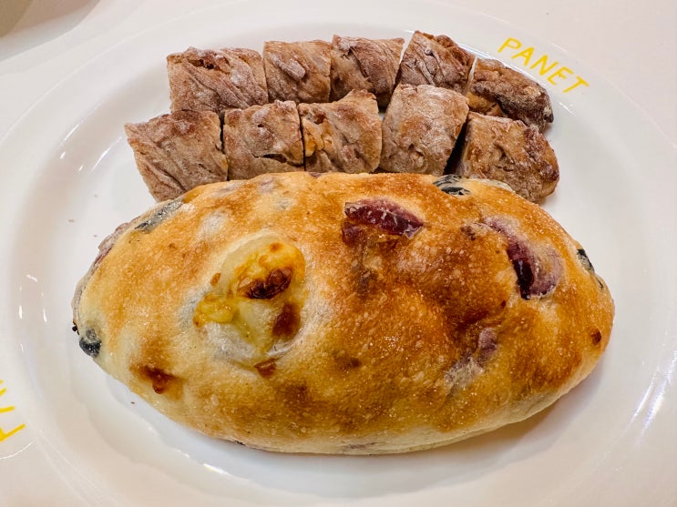  공덕 빵집 & 카페 파네트 | 맘모스빵, 뺑오치즈, 하루견과: 서울/공덕동