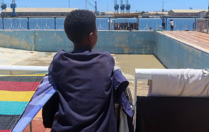 수단에 발이 묶인 외로운 어린이 난민들은 '작은 배를 타고 영국으로 여행하는 위험'을 감수할 수도 있습니다