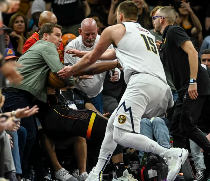 공이 아웃되었습니다. 그 후의 밀어내기는 NBA 팬들을 갈라놓았습니다