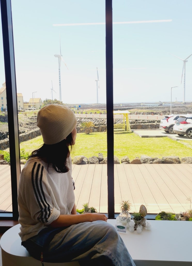  제주 한경면 카페 테이크타임커피로스터스 , 신창풍차해안 싱계물공원 바로 앞이에요.