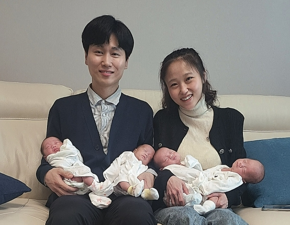 국내 첫 '초산 자연분만 네 쌍둥이' 탄생…비결은 '대기업 복지·워라밸' 국내 첫 '초산 자연분만 네 쌍둥이' 탄생…비결은 '대기업 복지·워라밸'