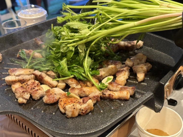  홍대 연남동 미나리 삼겹살 고기집 풀뜯는 돼지 추천 (유튜브맛집, 미나리, 삼겹살, 미나리전, 홍대맛집, 연남동맛집)