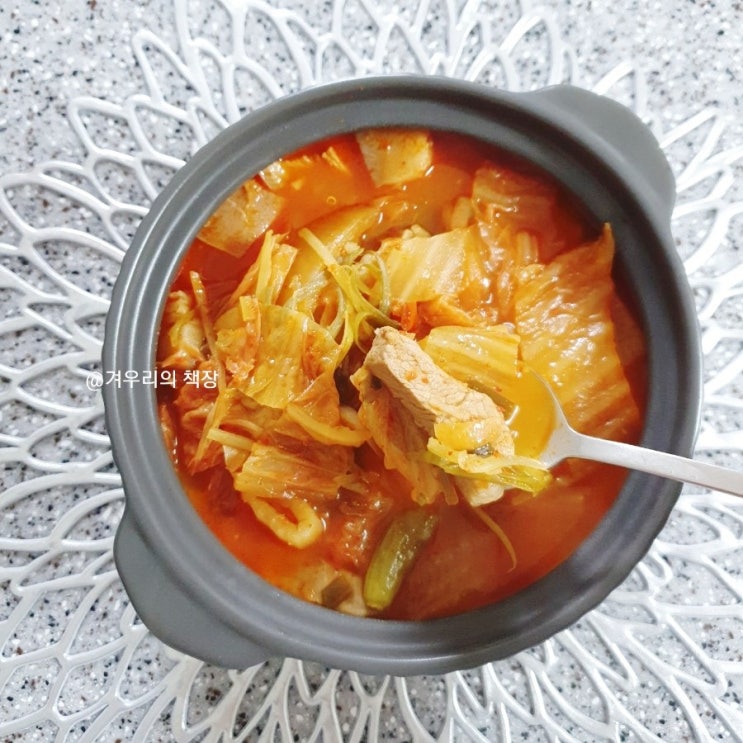  돼지고기 김치찌개 레시피 얼큰 시원 앞다리살 김치찌개 맛있게 끓이는 법