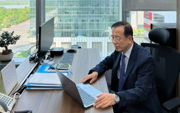 교사 출신 슈퍼개미, '폭락 사태' 주식 풀매수…왜? 교사 출신 슈퍼개미, '폭락 사태' 주식 풀매수…왜?