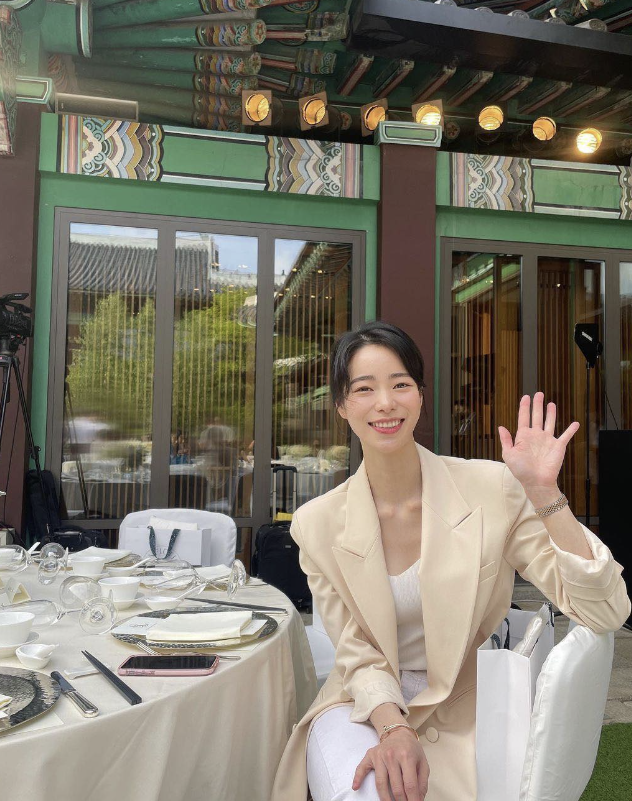  5월 결혼식에서 입기 좋을 하객 패션을 여자 연예인 하객룩으로 살펴봐요!