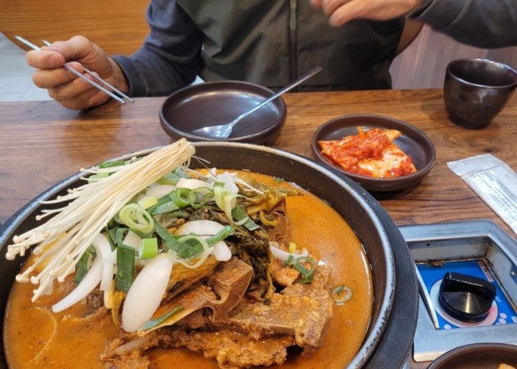  김해외동점 통 묵은지 감자탕 양이 푸짐해요 c