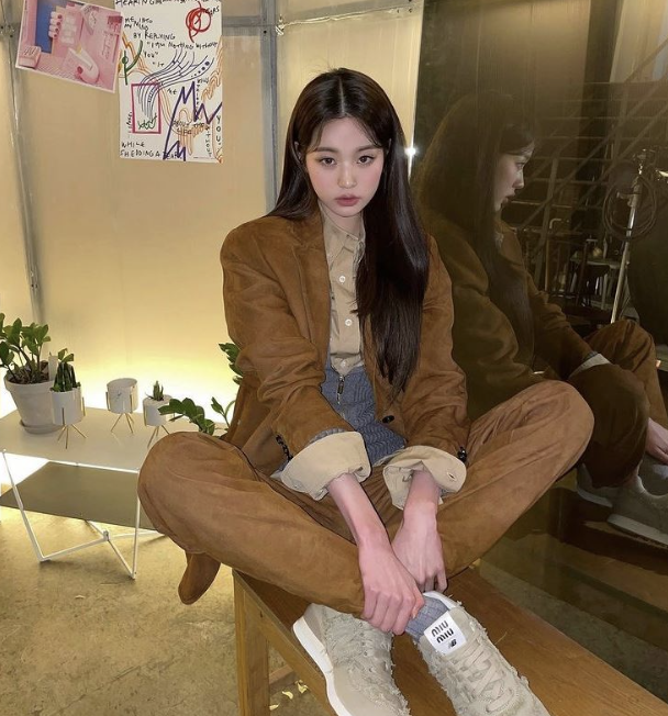  연예인들이 좋아하는 명품 브랜드 미우미우 X 운동화 뉴발란스 547 스니커즈 추천