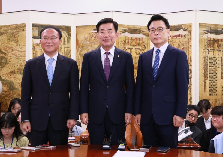 원내대표·이양수 원내수석부대표·<b>장동혁</b> 원내대변인 <b>회동</b>