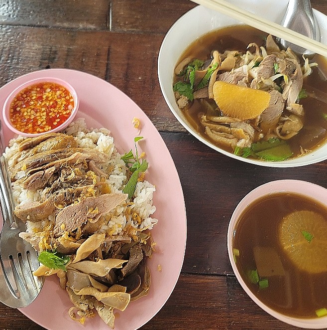  수완나품 공항 맛집 로컬 오리 국수 가게 꾸어이띠여우 뺏 나이코