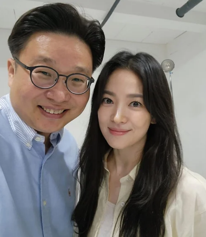 <b>송혜교</b> 미국 유명 미술관에 <b>한국</b>어 <b>안내서 기증</b> "아름다운 선행... 