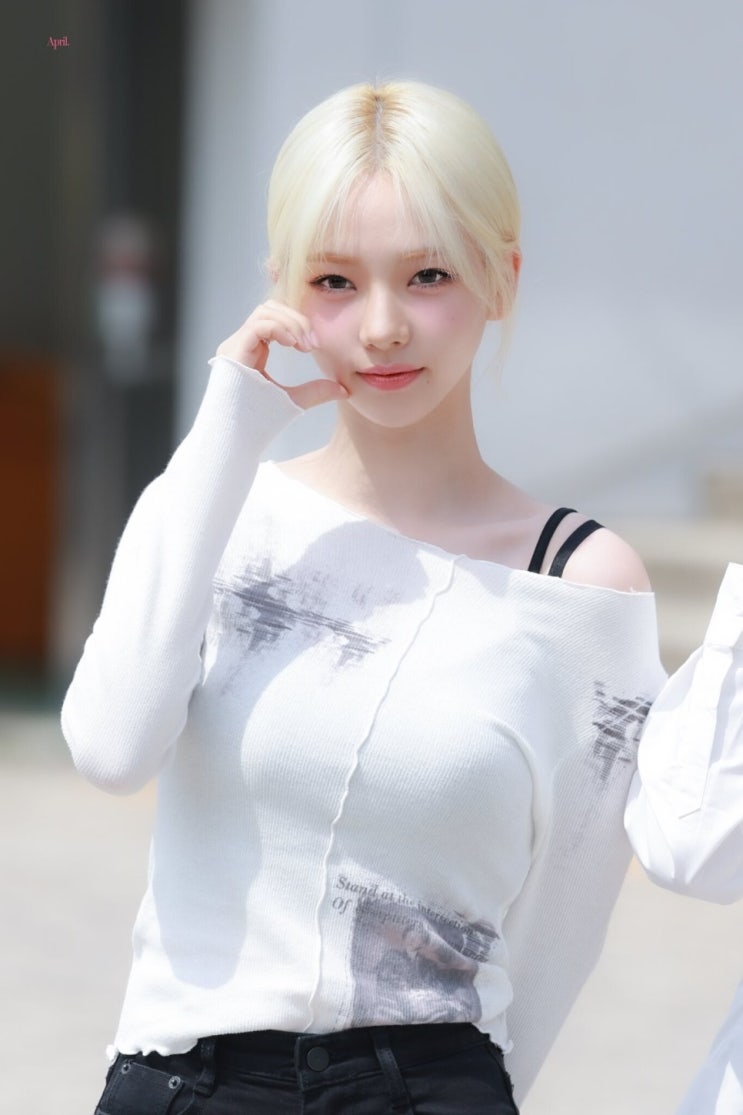 에스파 멤버 카리나, 크롭톱 패션 위한 복근 희망...운동을 해도 근육이 안 생겨 에스파 멤버 카리나, 크롭톱 패션 위한 복근 희망...운동을 해도 근육이 안 생겨