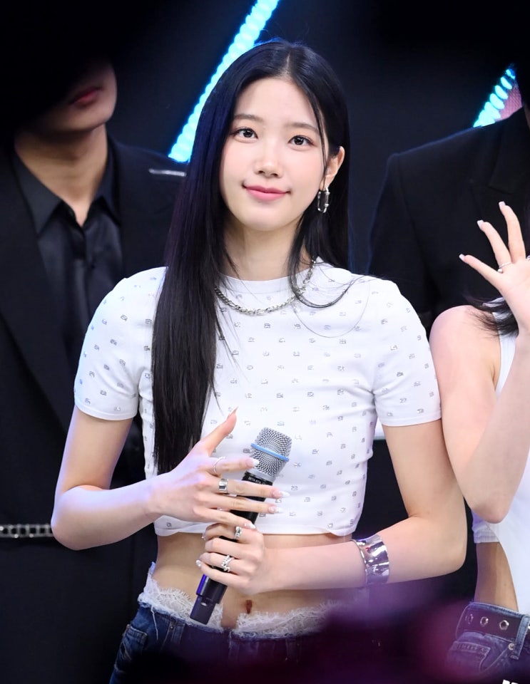 르세라핌 카즈하, 발레로 다져진 명품 복근..."얼굴보가 근육이 더 신경 쓰여" 르세라핌 카즈하, 발레로 다져진 명품 복근..."얼굴보가 근육이 더 신경 쓰여"