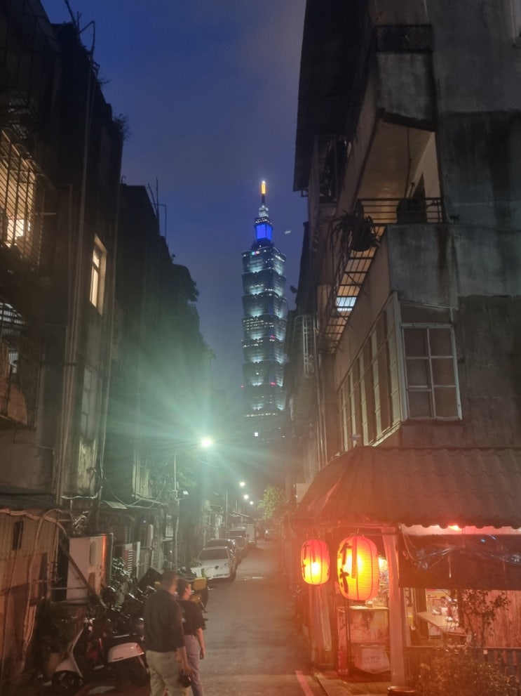  대만여행 1일차 코스(MRT타기,카리도넛,리체인지호텔,중정기념관,융캉제거리,융캉우육면,청진총좌빙,타이베이101+사진스팟 추천, 샹산공원, 스린야시장)