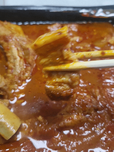  푸우우욱 익힌 묵은지로 만든 "대박삼겹김치찜&초대박등갈비김치찜"