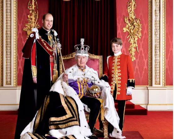 찰스 왕세자가 윌리엄 왕자, 조지 왕자와 함께 새로운 대관식 초상화를 그리며 포즈를 취하고 있습니다