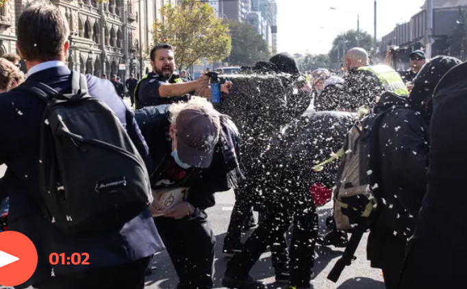 멜버른에서 열린 반이민 집회에서 네오나치들이 경찰과 반대 시위자들과 충돌합니다