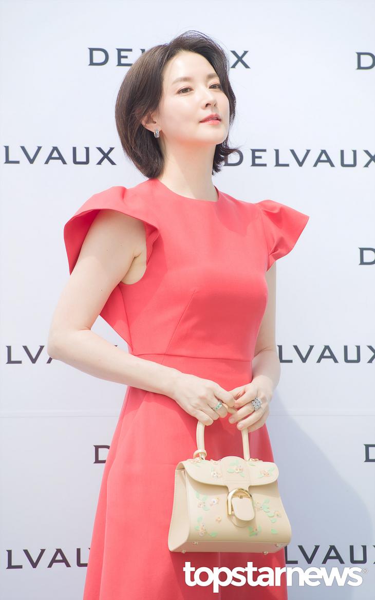  이영애 델보(DELVAUX) 리뉴얼 오픈 행사장 속 로샤스 드레스 가격은??