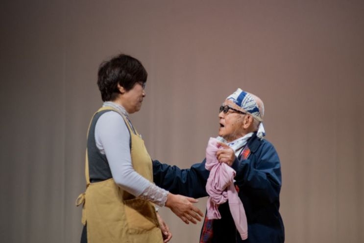 연극배우가 된 96세 간병인과 그를 발탁한 40대 요양보호사