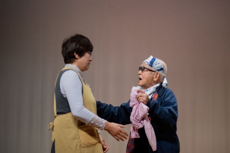 연극배우가 된 96세 간병인과 그를 발탁한 40대 요양보호사 연극배우가 된 96세 간병인과 그를 발탁한 40대 요양보호사