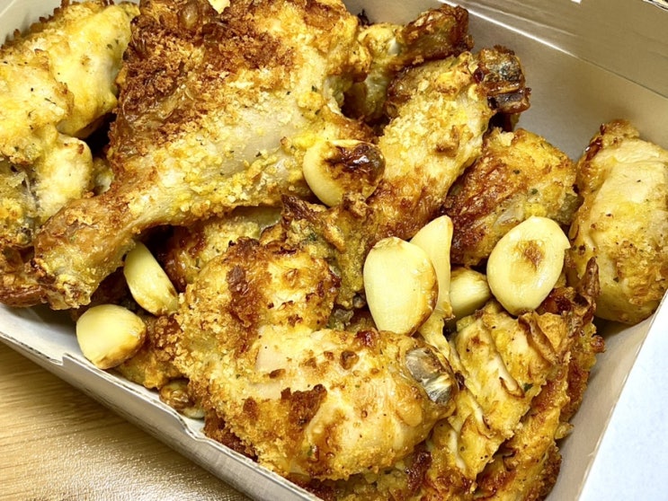  굽네치킨 남해마늘바사삭, 자담치킨 생그라나, 풀무원 톡스콤부차 레몬 : 을 먹어요