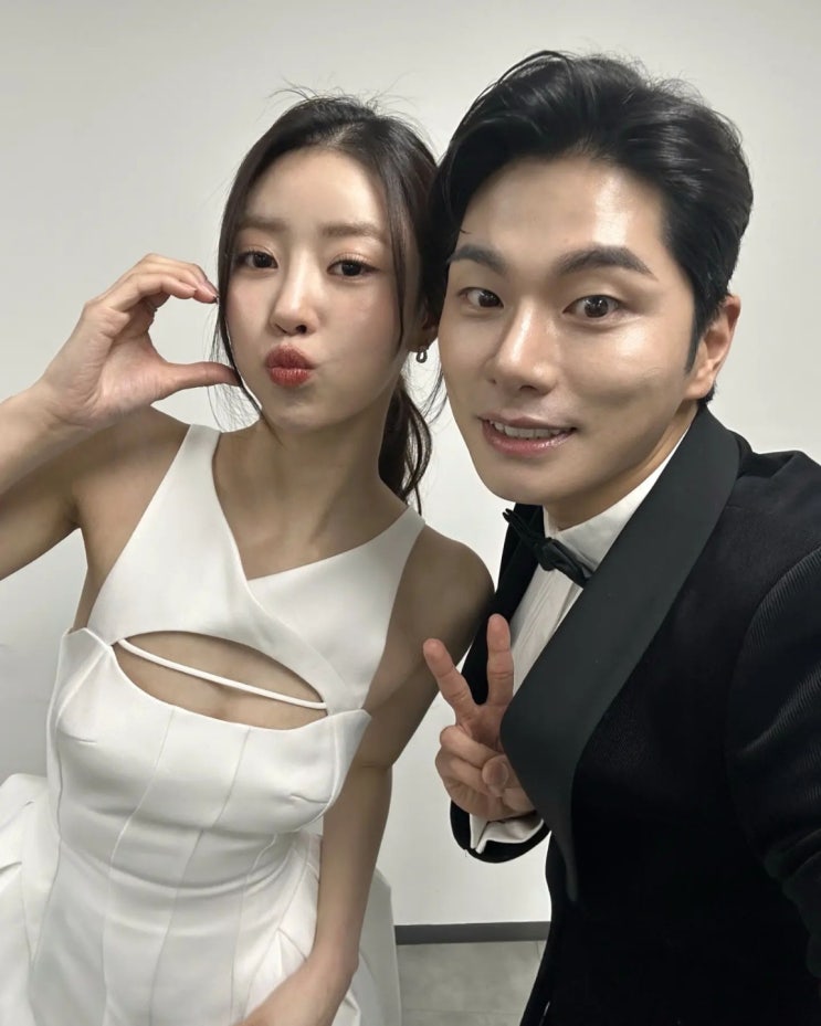 "진짜 사귀나?" 이미주이이경, 스킨십하다 딱 걸려...시상식에서 엄지손가락 문질문질 (+영상) "진짜 사귀나?" 이미주이이경, 스킨십하다 딱 걸려...시상식에서 엄지손가락 문질문질 (+영상)