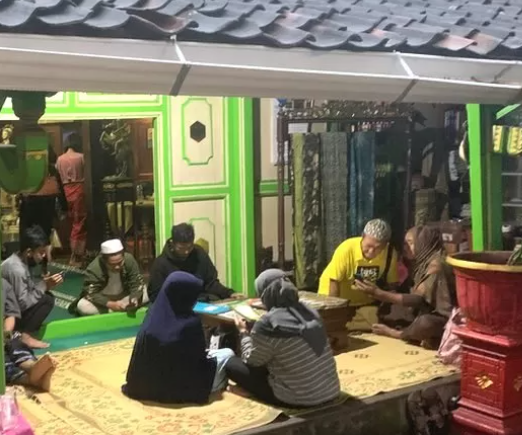 그들의 미래를 확보하기 위해 노력하는 트랜스젠더 인도네시아 이슬람교도들