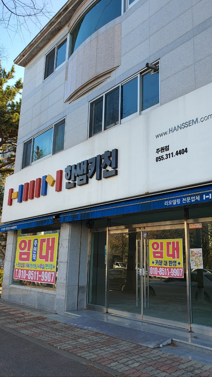  요즘 현관으로 들어오는 파리 모기 날벌레를 차단하기 위해 현관롤방충망을 많이들 하십니다. 오늘은 그중에 턱이 없어서 음식물 쓰레기통 같은 짐수레가 쉽게 지날 수 있는 무턱이 소개