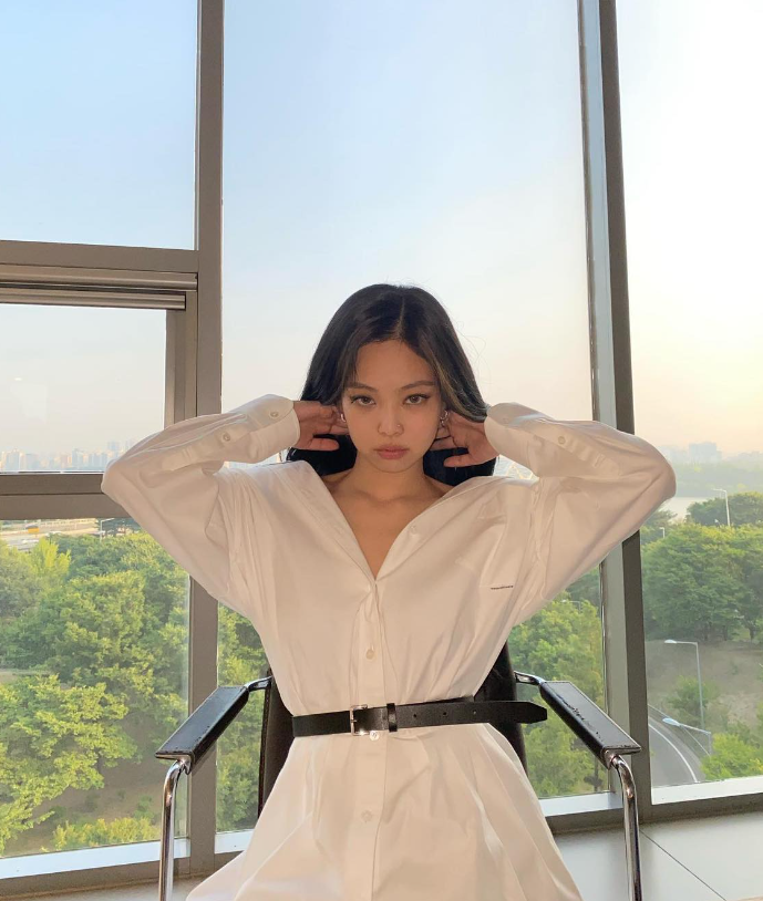  봄 여름에 선택하면 알맞은 연예인의 흰색의 화이트 셔츠 원피스 패션 코디 추천