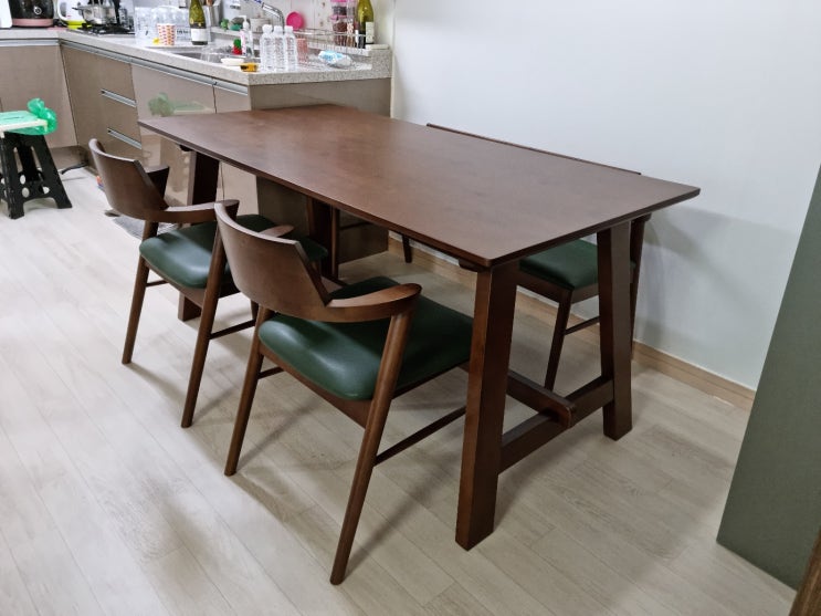  원목식탁, 침대, 화장대로 아늑하게 꾸민 우드인테리어