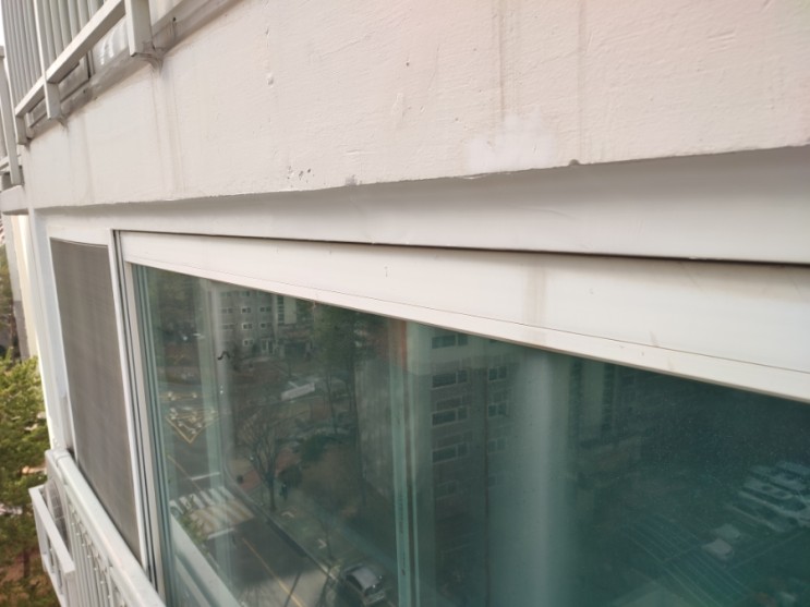 창원 트리비앙 아파트 빗물누수 베란다 창틀 실리콘 코킹 시공